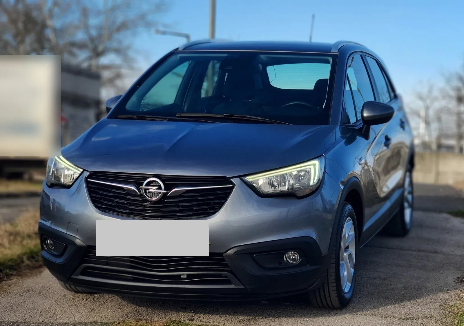 Szürke 2017-es Opel Crossland X elölről, kitakart rendszámmal