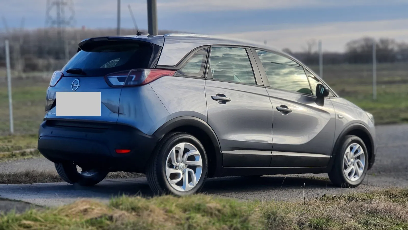 Az Opel Crossland X hátulról és oldalról, kitakart rendszámmal