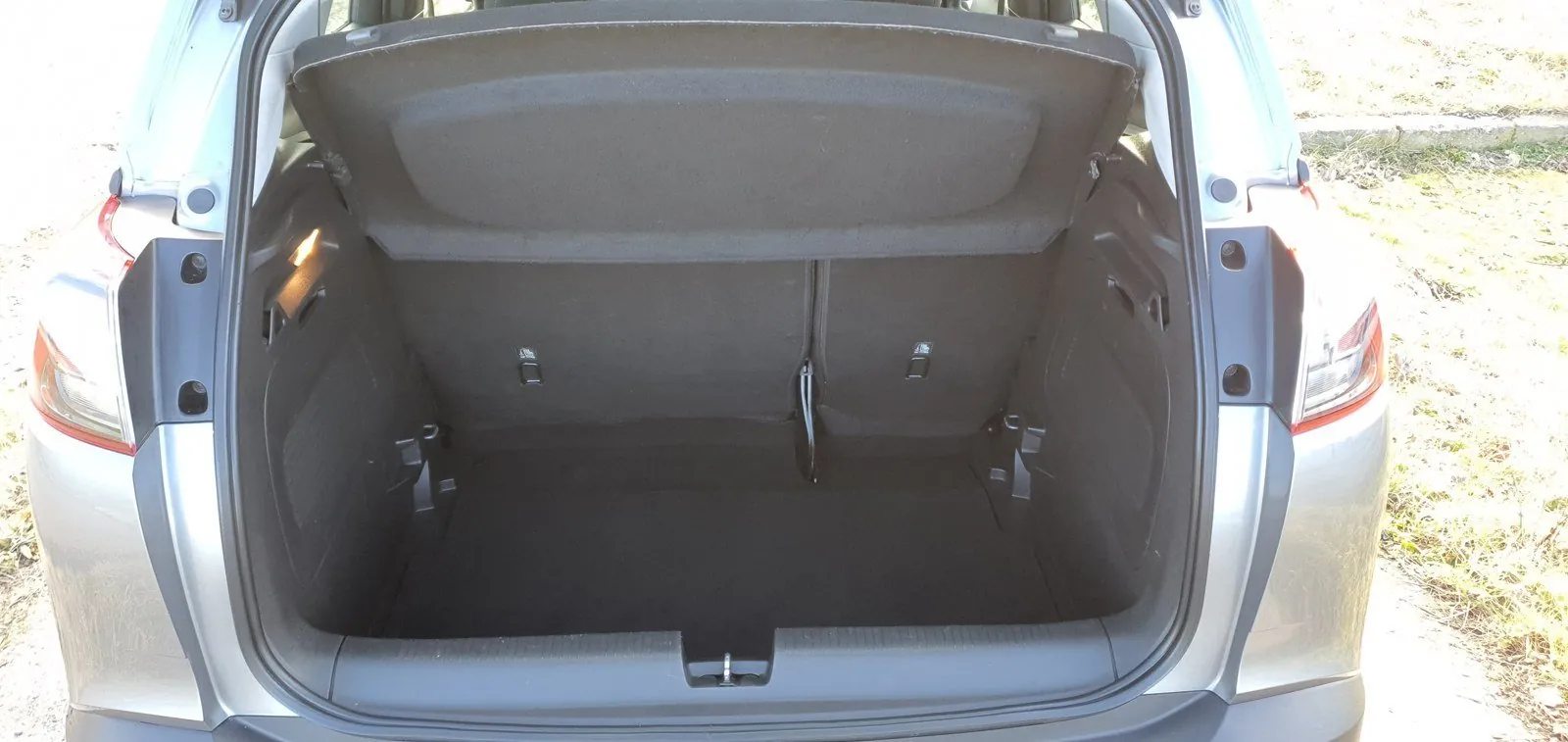 Az Opel Crossland X rendezett, üres csomagtere