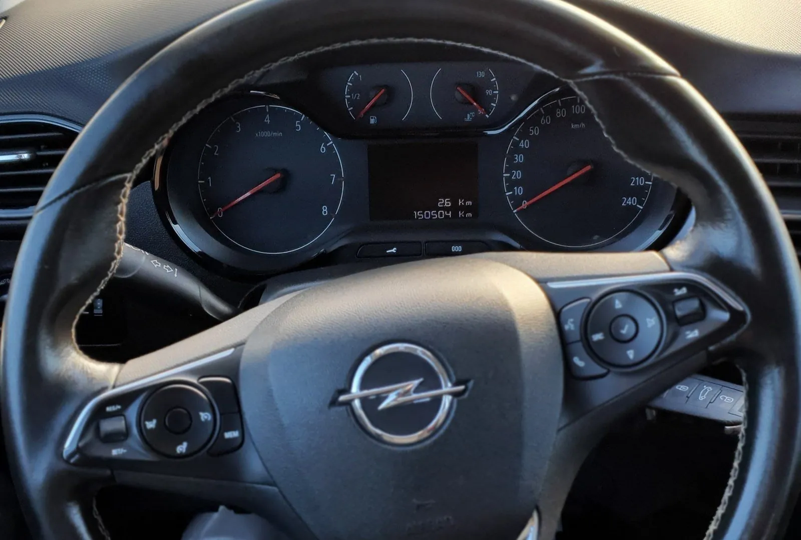 Az Opel Crossland X műszerfala, a kilométeróra 150 504 km-t mutat