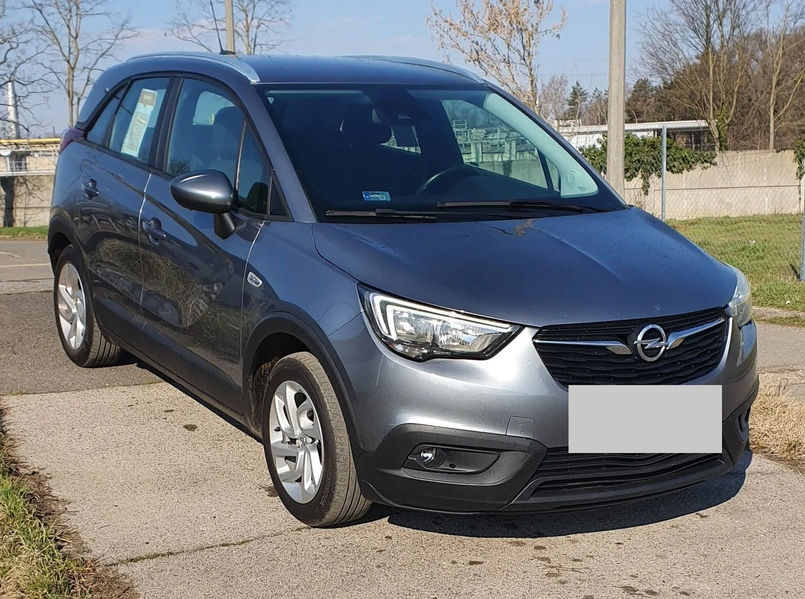 Az Opel Crossland X itthon, magyar forgalomba helyezés után, elölről, kitakart rendszámmal