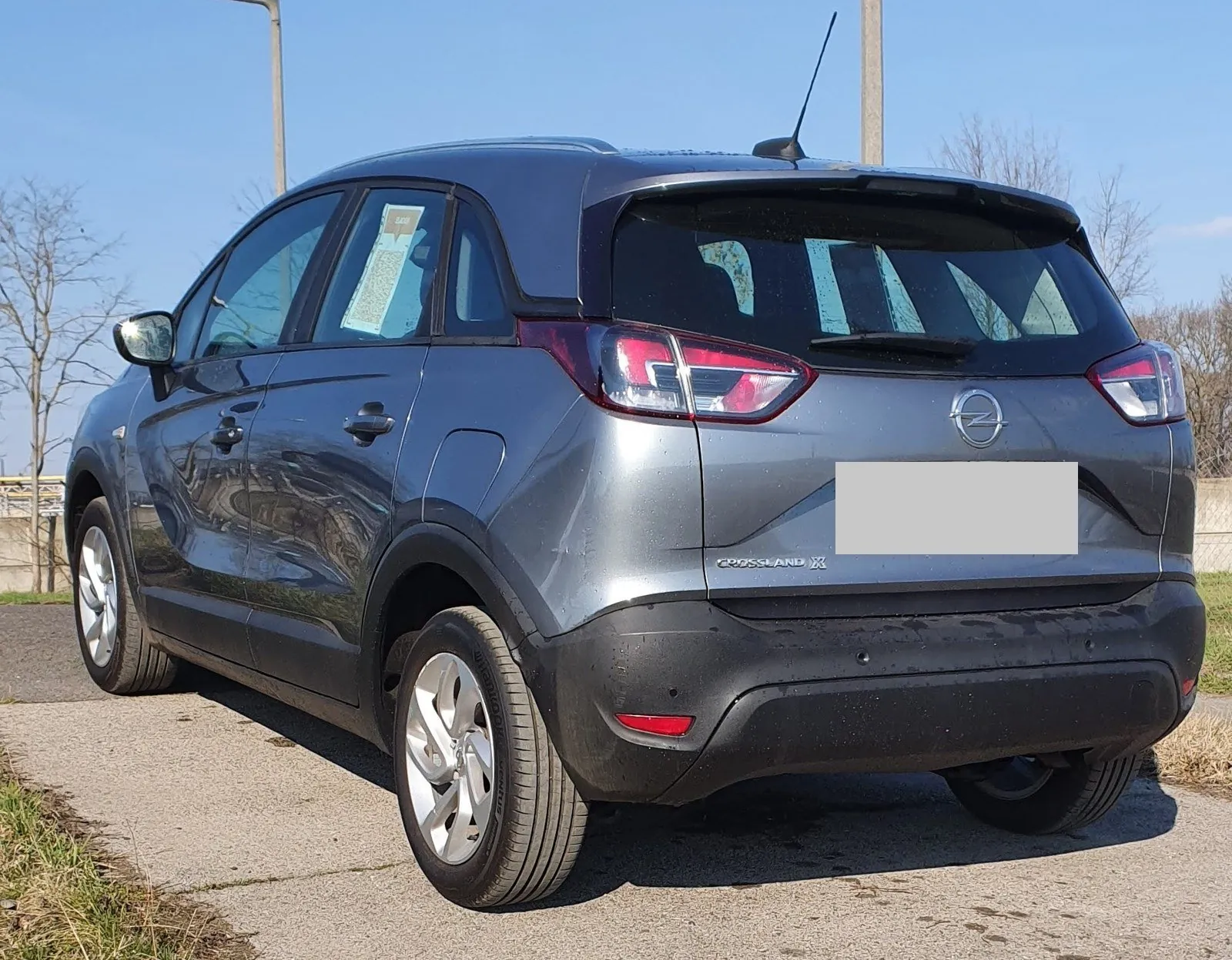 Az Opel Crossland X hátulról itthon, kitakart rendszámmal