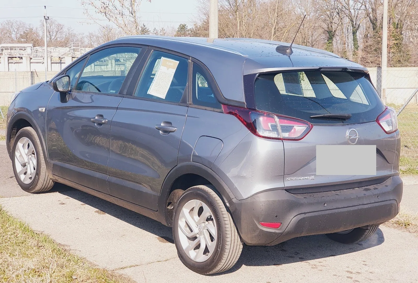 Az Opel Crossland X oldalról és hátulról itthon, eladás előtt