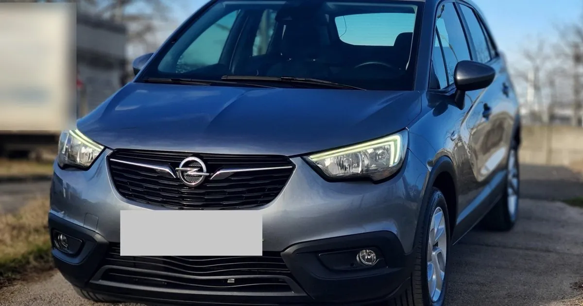 Szürke Opel Crossland X elölről, kitakart rendszámmal